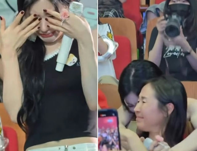 ITZY Chaeryeong holding hands and embracing her mother Choi Sun-young at ITZY fan meeting