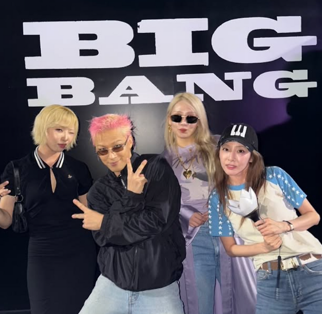 BIGBANG members G-Dragon, Taeyang, Daesung with 2NE1 members CL, Sandara Park, Gong Minzy backstage reunion photo