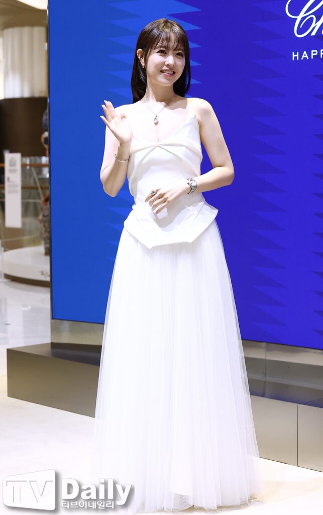 Park Bo Young displaying delicate luxury jewelry at Lotte World Tower AVENUE