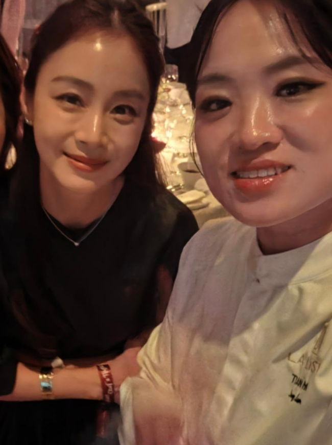 Kim Tae Hee posing with Chef Jung Ji Sun at La Liste Korea Awards