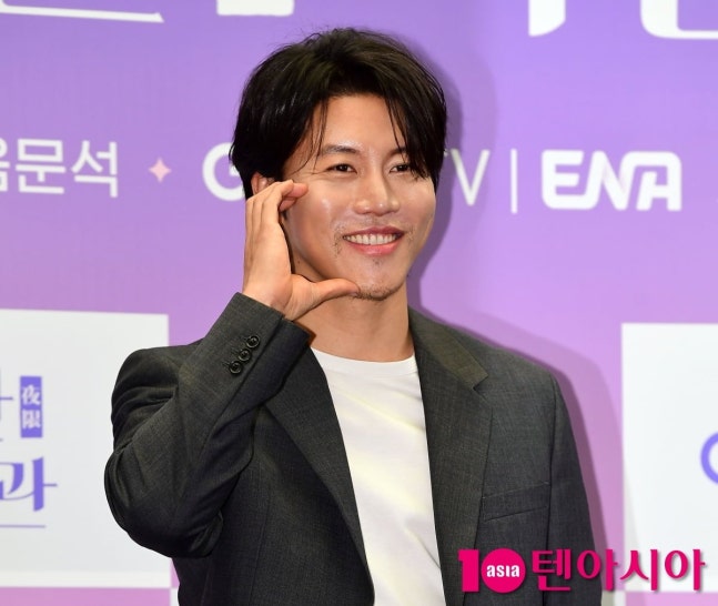 Actor Eum Moon Suk smiling at a press conference