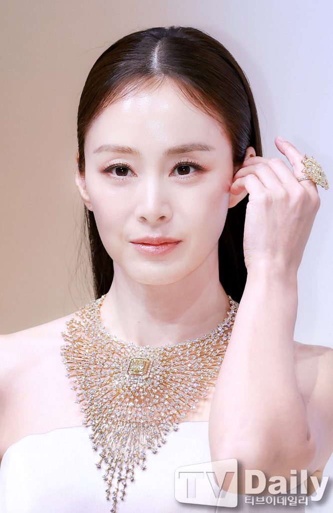 Kim Tae Hee wearing a white off the shoulder dress at FRED high jewelry event