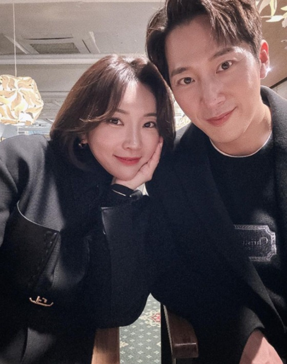 Actor Lee Wan and professional golfer Lee Bo-mee posing together