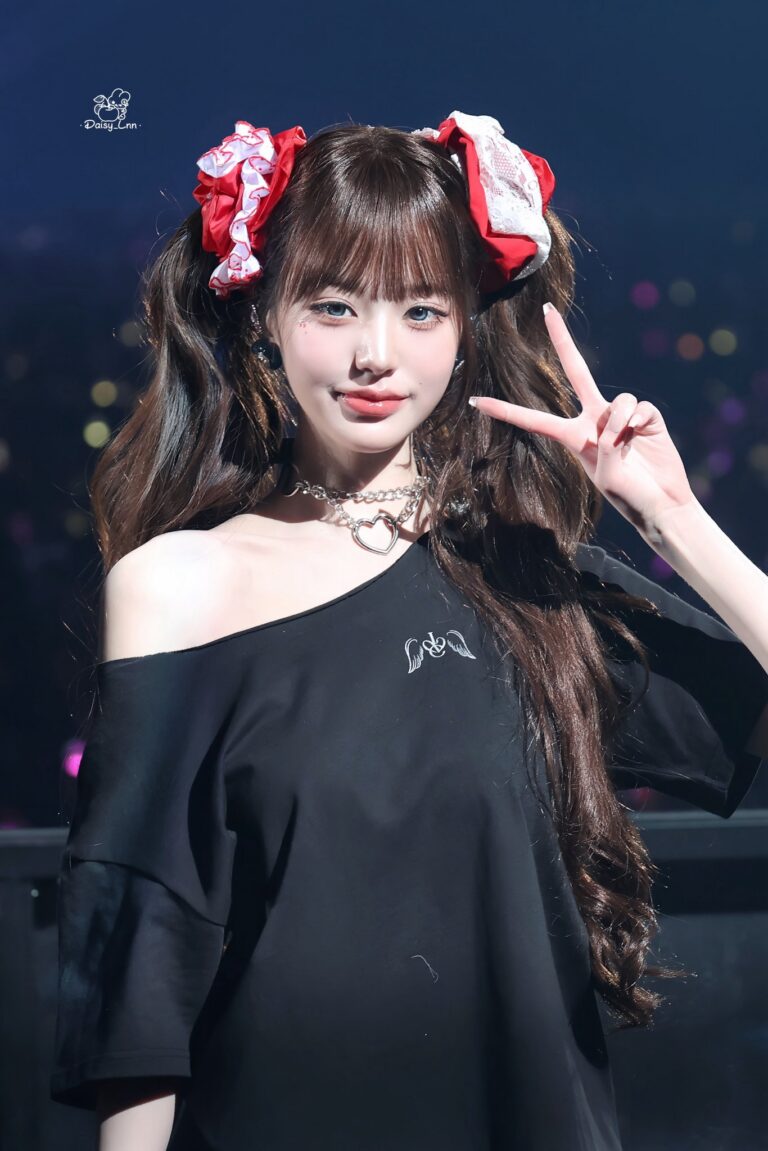 001 260418 Wonyoung at SHOW WHAT I AM World Tour in Osaka D1