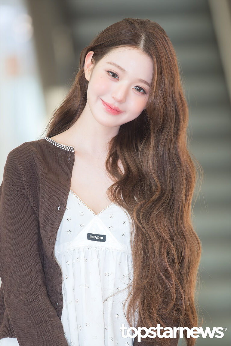 001 260513 Wonyoung at GMP Airport 1