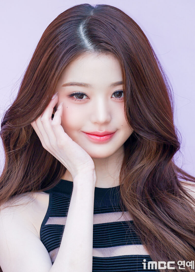 001 260423 Wonyoung at DYSON Photowall 1
