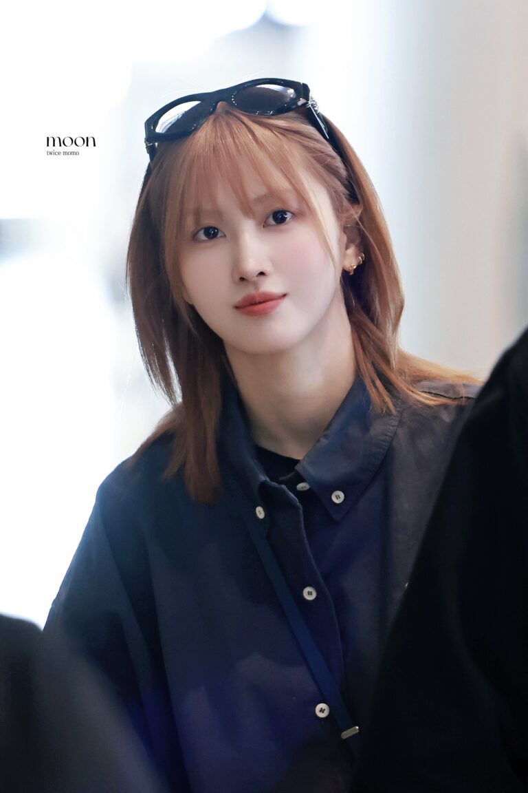 001 260312 Momo at CDG Airport 1