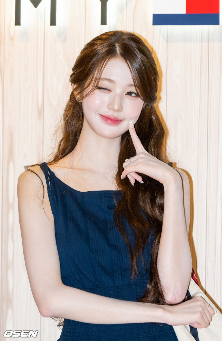 001 260529 Wonyoung at Tommy Hilfiger Photocall 1