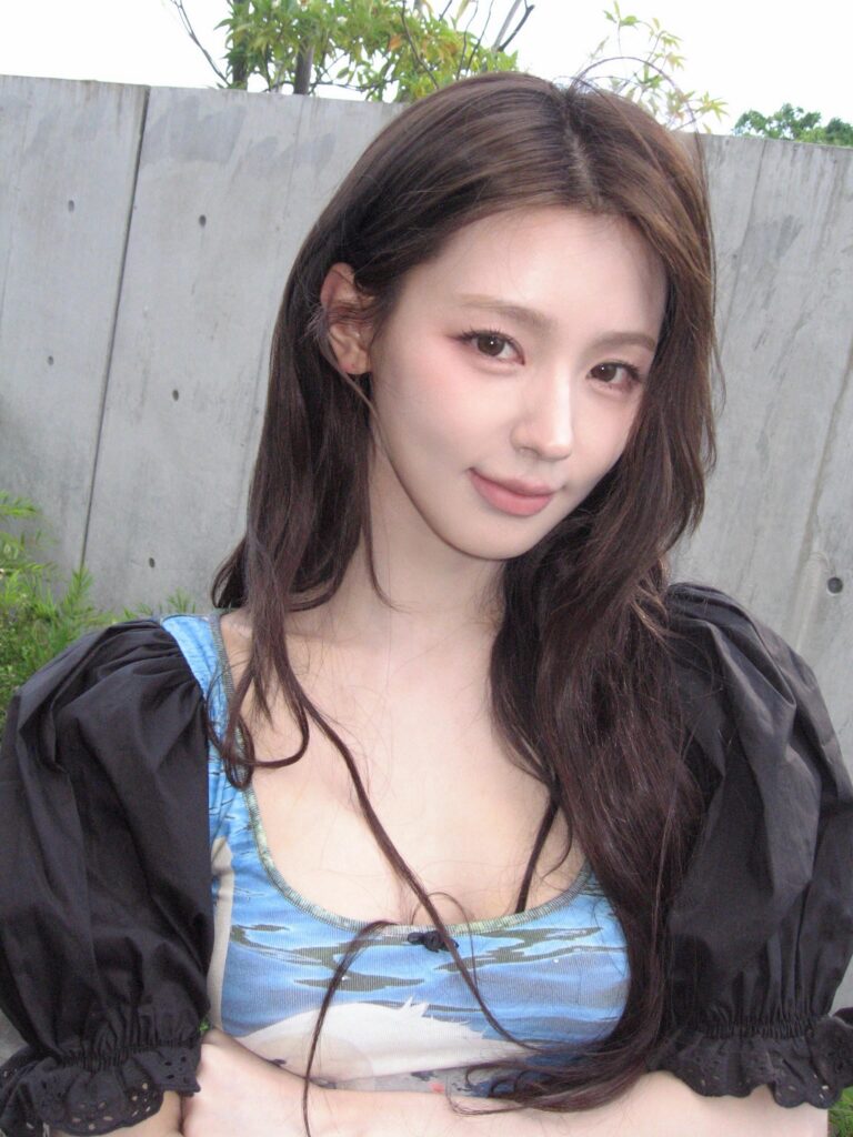 i-dle’s Miyeon Flaunts Her Unbelievably Slim “Ant Waist” and Fairy-Like Visuals 3 008 260625 Miyeon Instagram Update 8